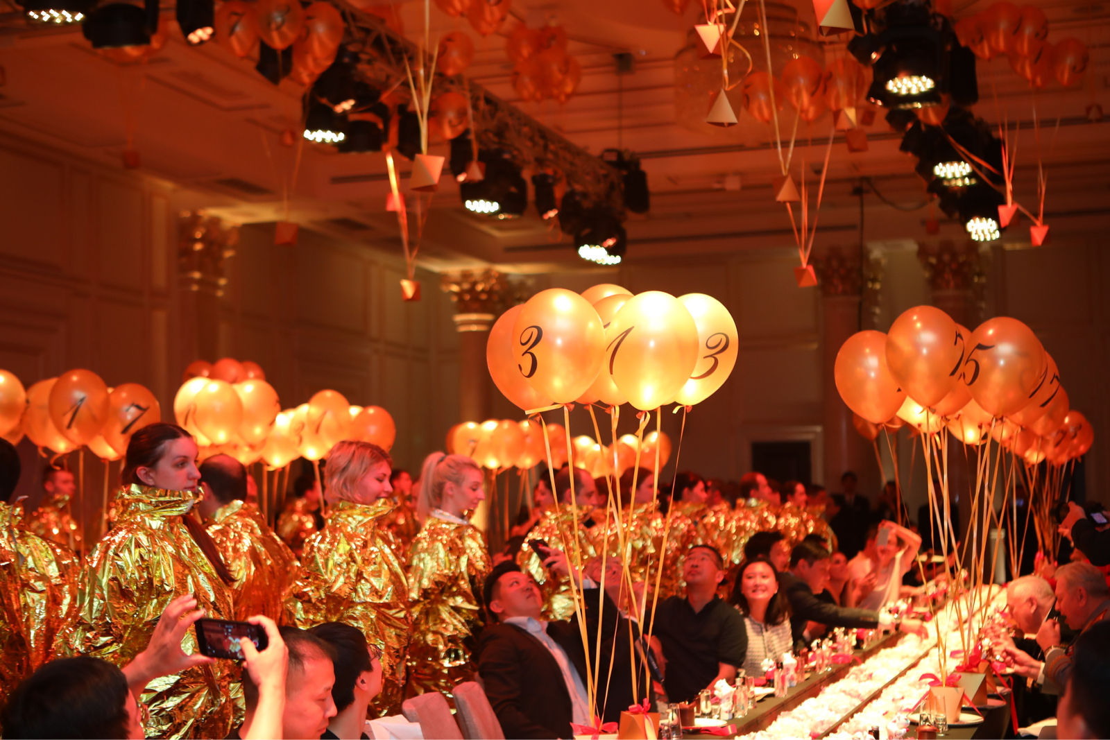 又到一年世界杯!还记得2001年中国十强赛出线后,面对30桌的庆功宴