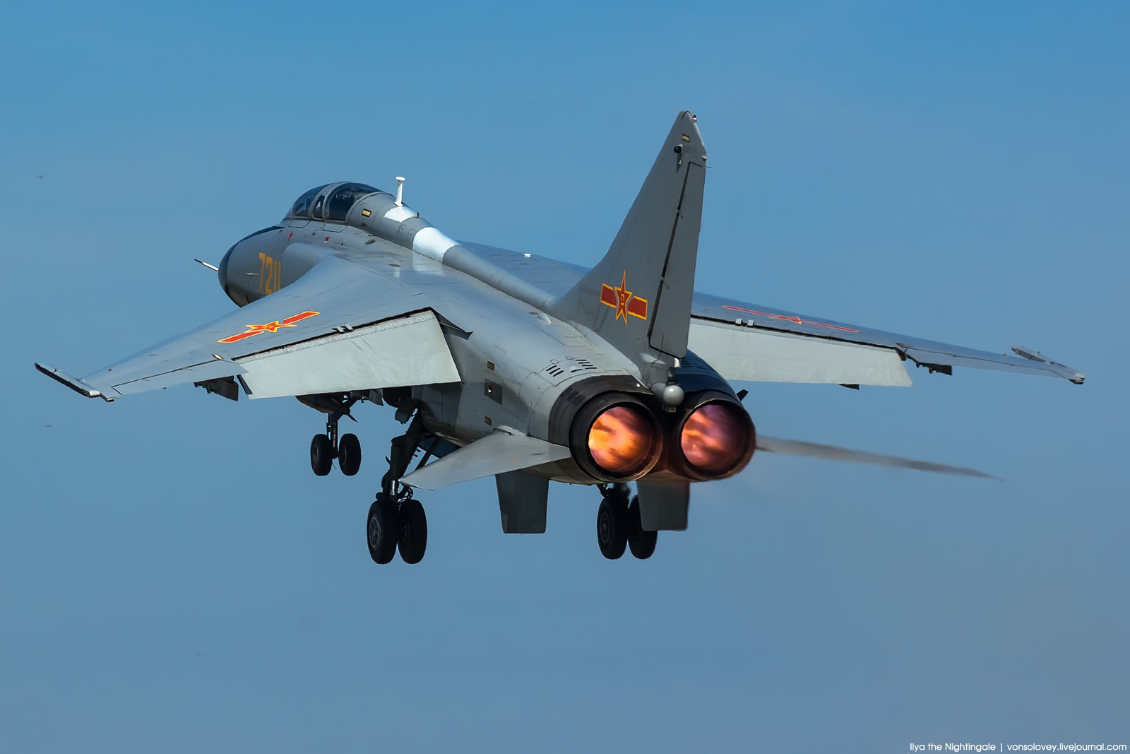 这是开着加力起飞的我军"飞豹a"战轰机