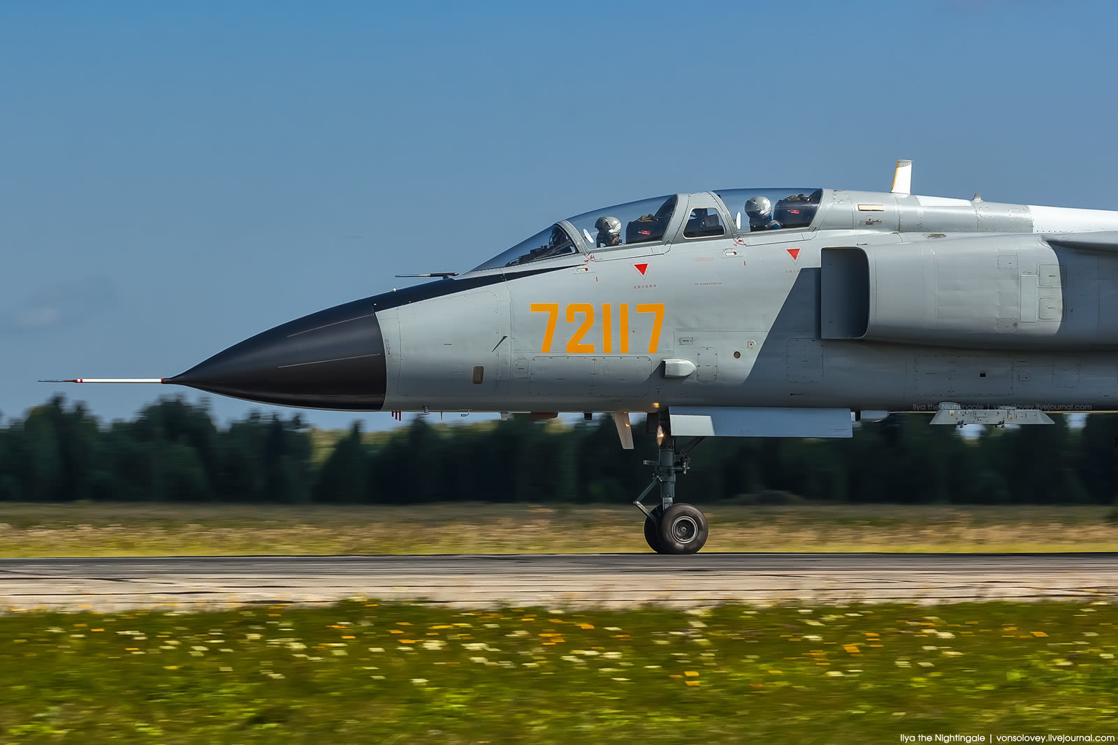 这是高速滑跑状态的我军"飞豹a"战轰机