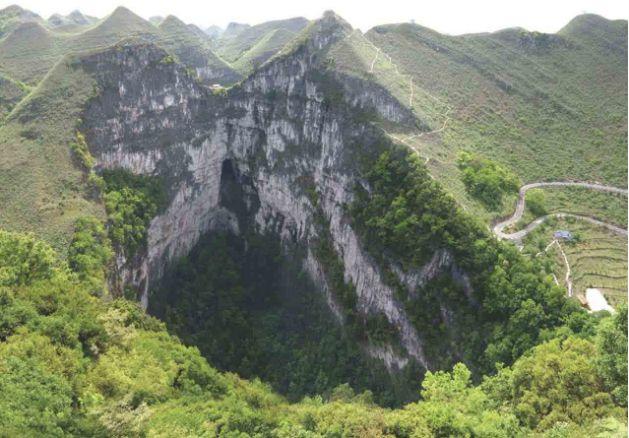 广西百色乐业天坑群罕见的地质奇观