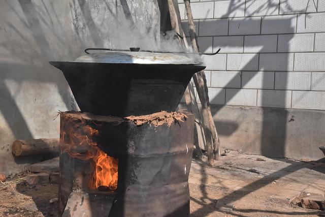 农村大叔用铁锅卤肉,柴火烧了一上午,吃着就是香