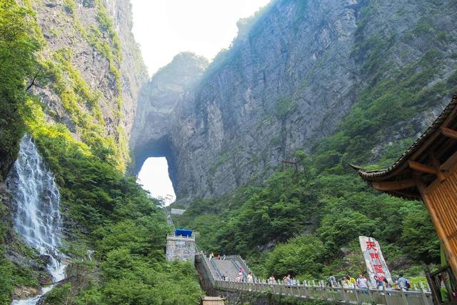 天门山的天门天门高1,519米,被认为是世界上最美丽的山峰之一.