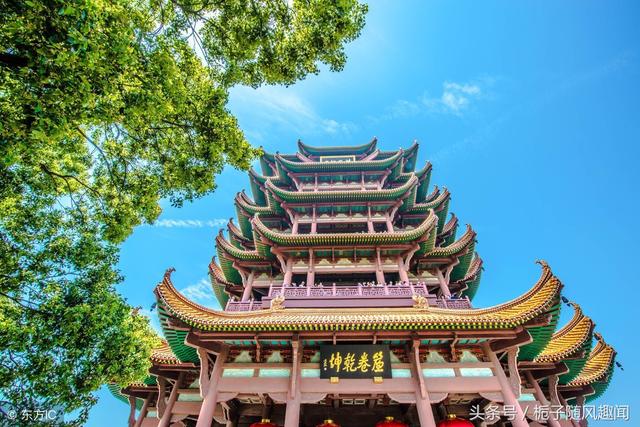 整个建筑具有独特的民族风格,与蛇山脚下的武汉长江大桥交相辉映;登