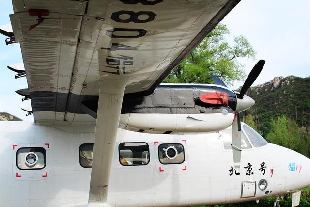 "侣行"夫妻驾驶国产34年老飞机,成功飞越大西洋