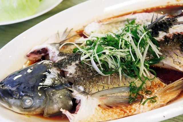 清蒸鲩鱼是一道汉族传统名菜