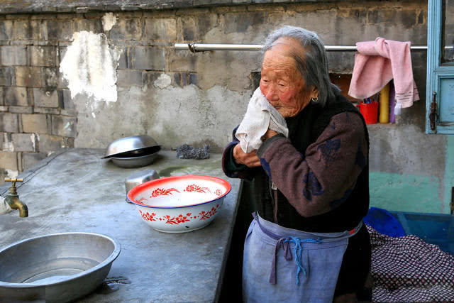 农村高寿奶奶从来不吃营养品坚持喝茶多年对洗脸梳头很有讲究