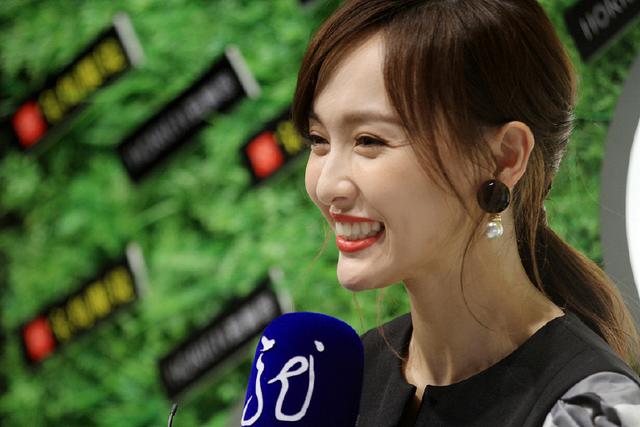 盘点女星大笑瞬间:唐嫣略显尴尬,杨幂一般,她笑起来才是真女神