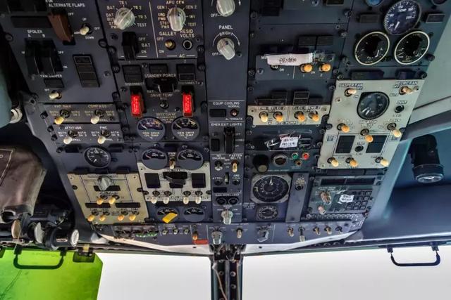 昨晚一架波音737客机悄悄进入成都