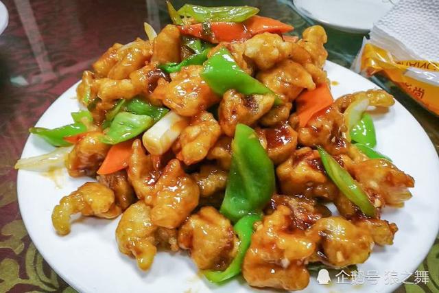 溜肉段是东北地区的传统名菜,色泽鲜艳,口感外酥里嫩,咸香可口