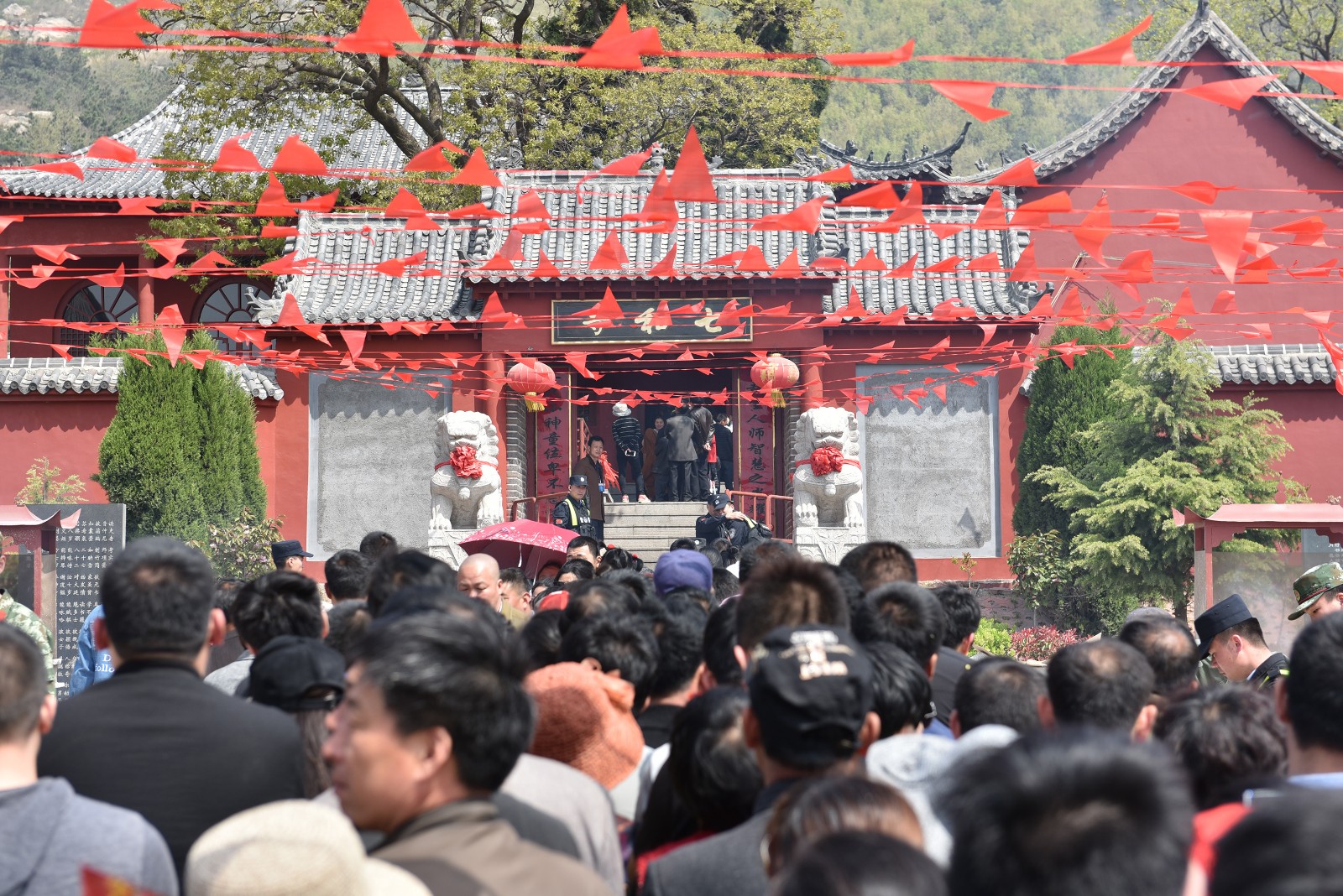 当日,中国岚山第十三届圣公山庙会在圣公山七和寺举行.