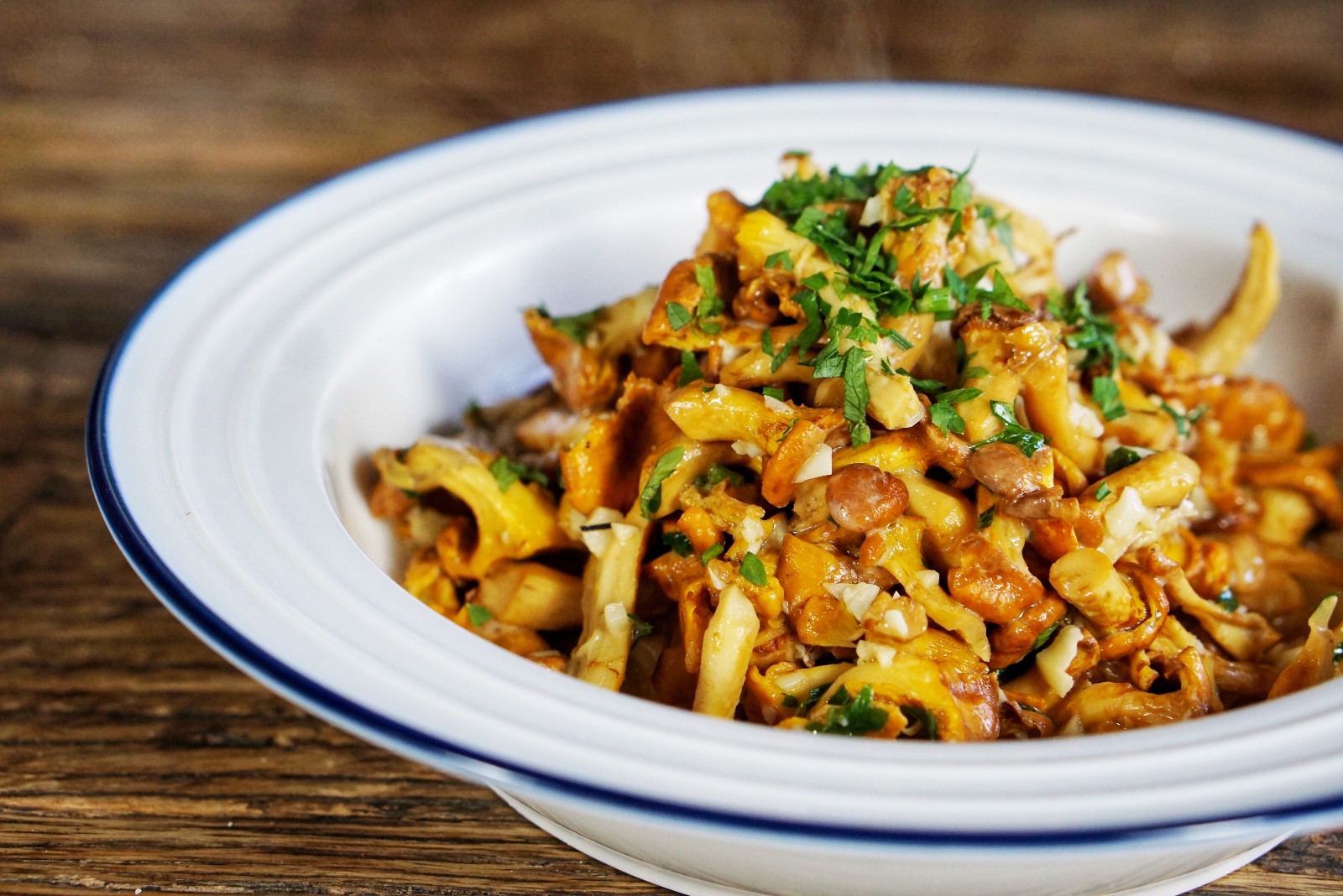 像这道香草鸡油菌就是子倪大厨之前去意大利get到的街头做法,简单的