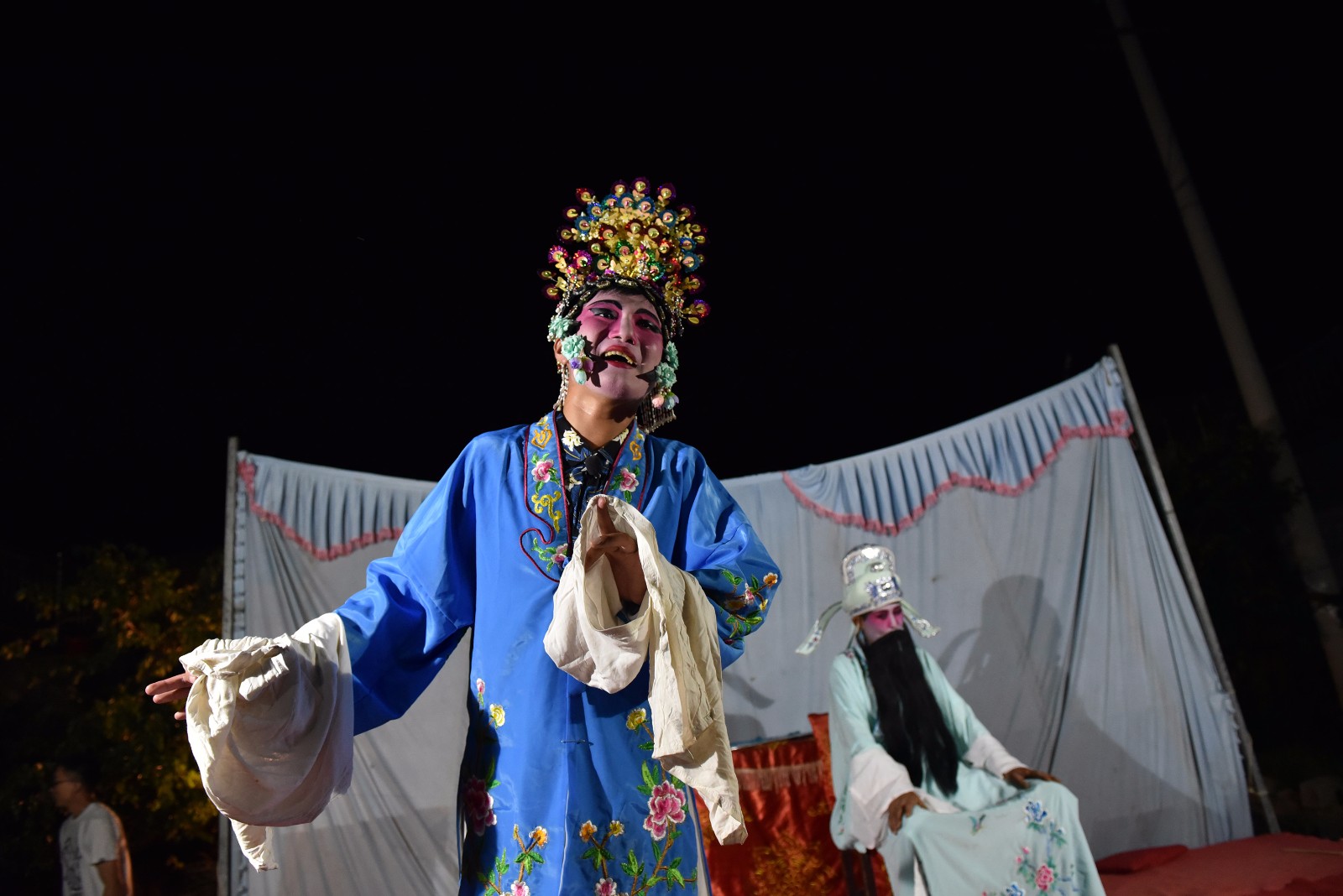 阳美英庄户剧团",正在为村民们演唱"周姑子戏"的经典唱段《张郎休妻》