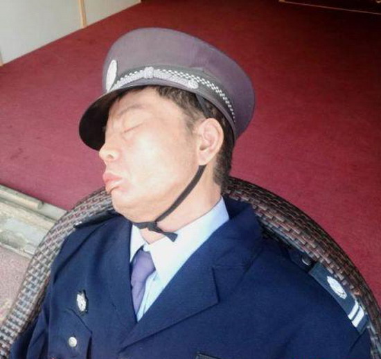 保安坐在门口睡觉,网友拍照上传网络后,其他保安不高兴了