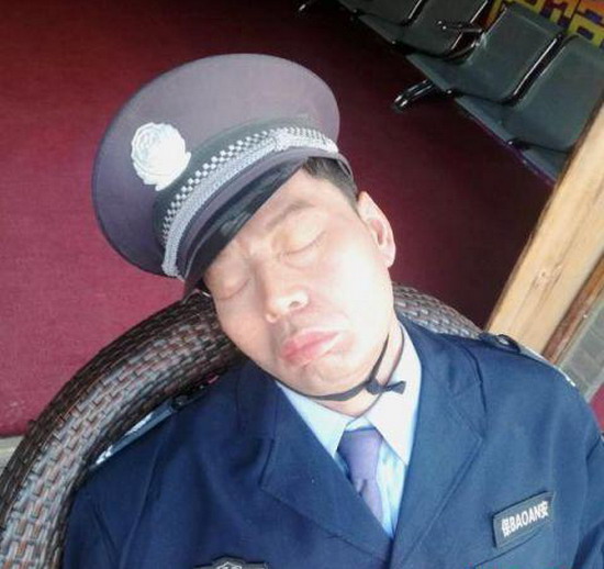 保安坐在门口睡觉,网友拍照上传网络后,其他保安不高兴了