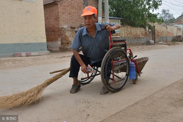 50岁农村瘸腿单身汉,年入10万住别墅,村里人却骂:活该没媳妇!