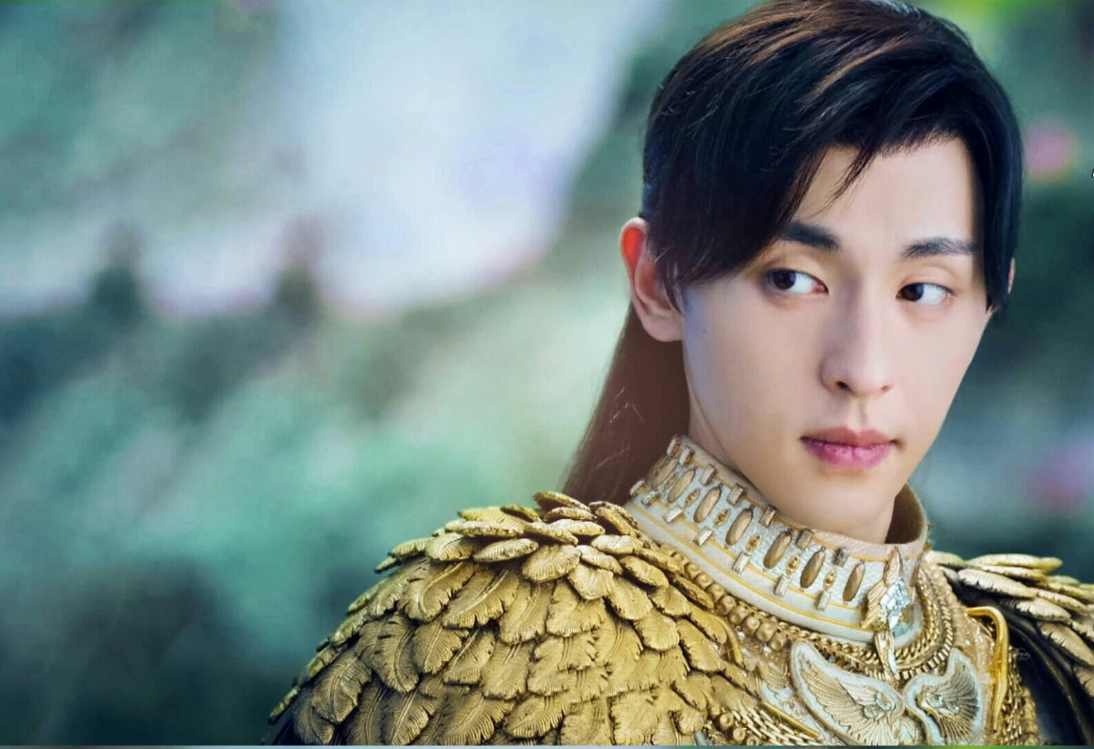 这一件就是旭凤现真身时候的凤凰装了.看上去做工很讲究,也很精细呢.