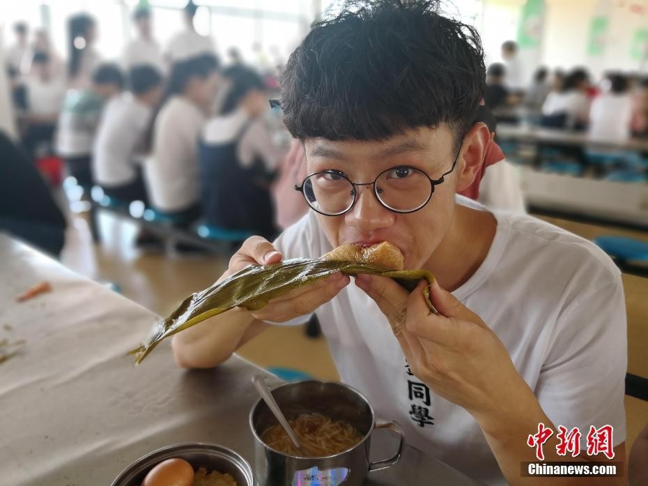 2018高考图鉴:家长穿旗袍祝福考生