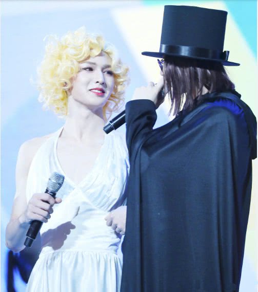 朱正廷大胆尝试cos梦露,但是相比胡歌版梦露,还是差了点味道