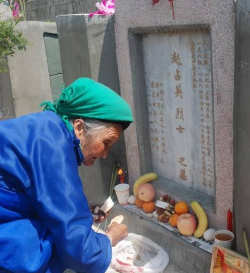 母亲才筹到路费去看望, 扶墓碑痛哭, 感人泪下|烈士陵园|儿子|赵占 