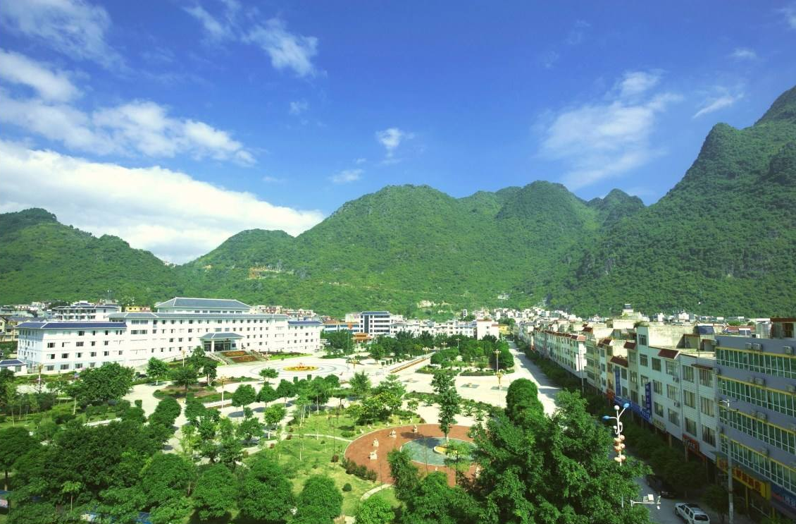 凌云县,古称泗城,隶属广西壮族自治区百色市,有四条河流纵横交错会聚