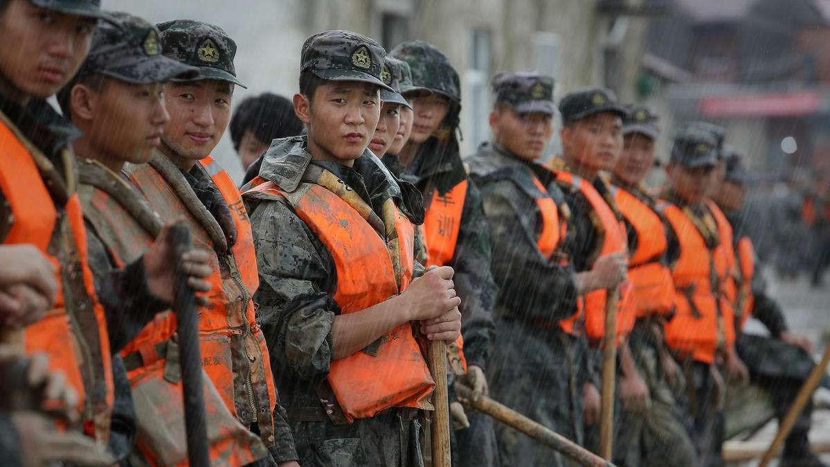 军事历史全触达 解放上海时 解放军全都睡在马路上 路人无比感动!