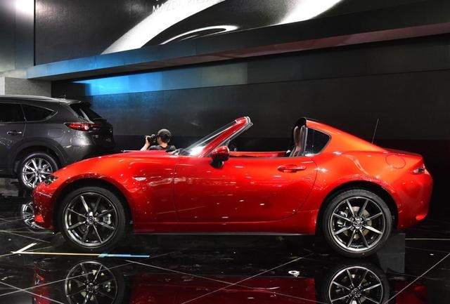 后驱的进口硬顶敞篷跑车操控不输宝马仅33万