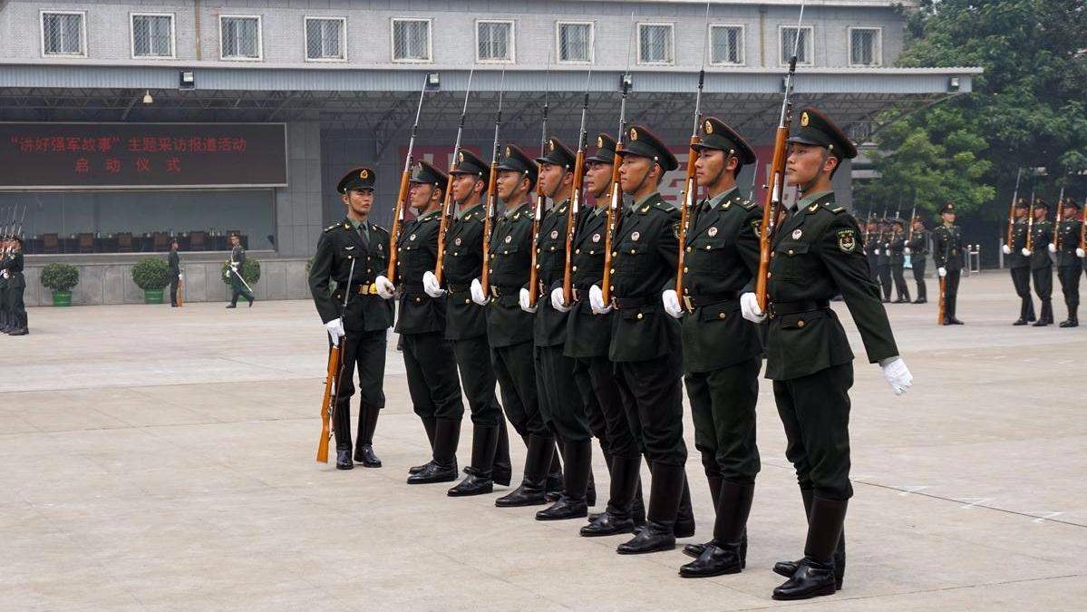 中国海军阅兵方队 铁血男儿手握钢枪 简直帅呆了