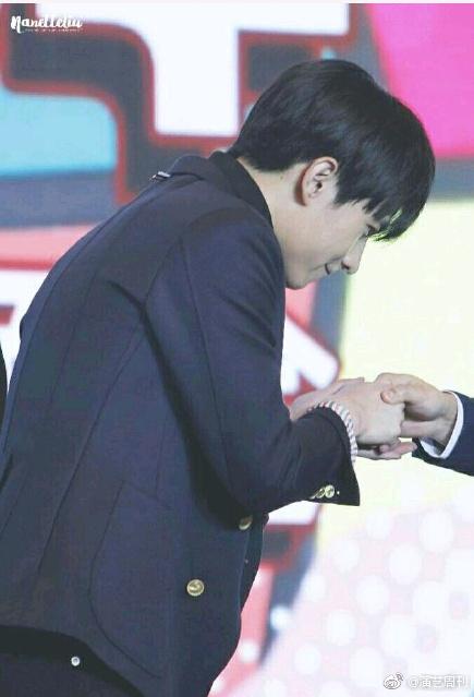 鹿晗伟霆"绅士手"算什么,杨洋的"绅士等"才高级,他不红谁红