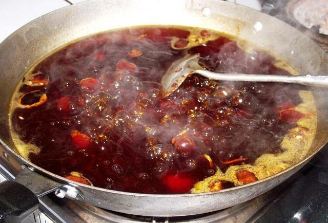 自己熬的火锅底料做火锅,一大帮朋友吃,卖相一般哈