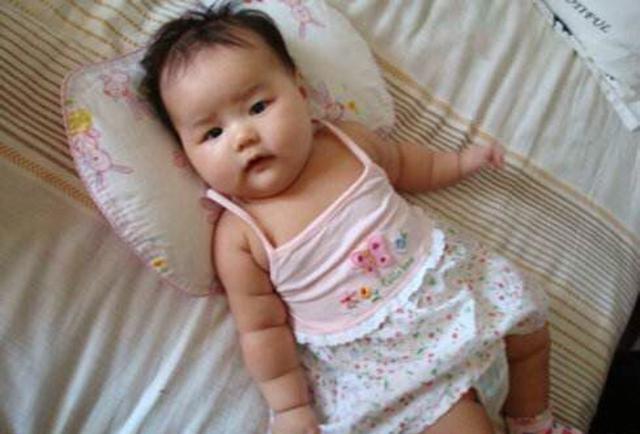 有一种胖, 叫做宝宝的藕节手臂, 这类婴儿肥实在是太可爱了!