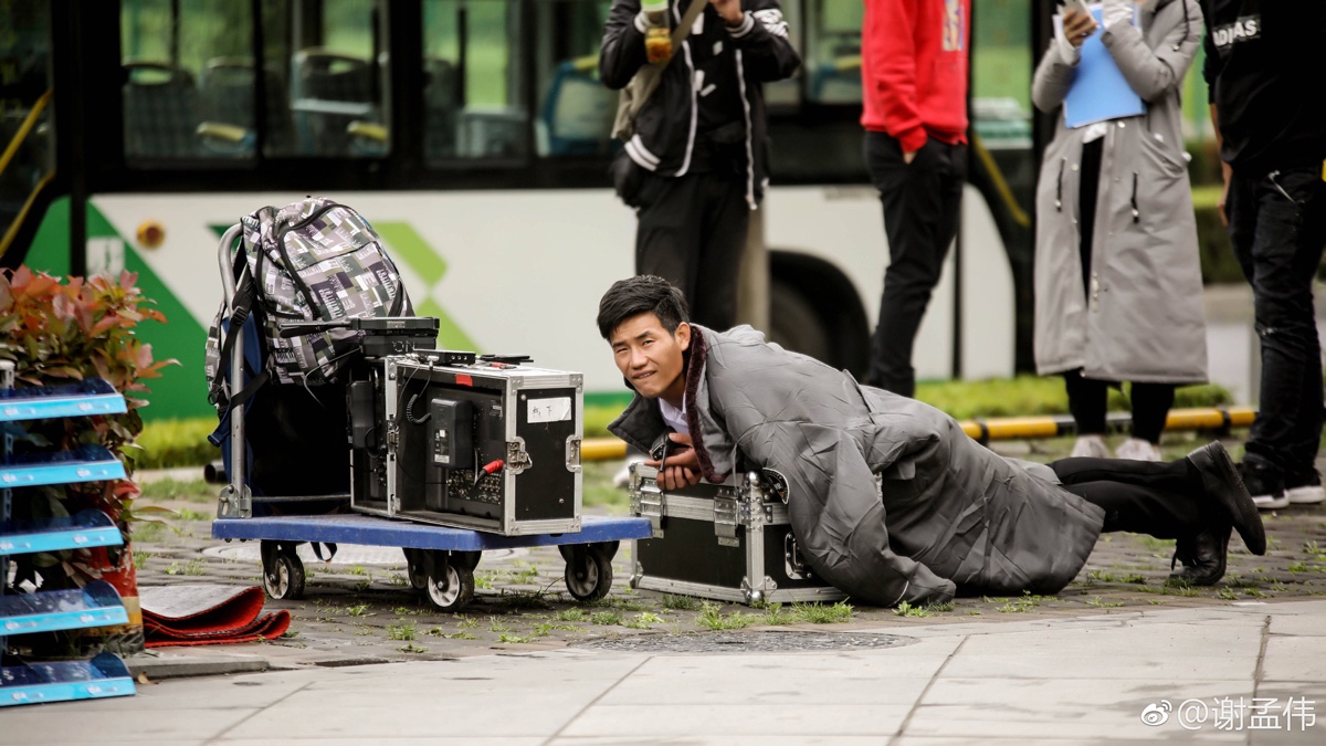 演而优则导 中国硬汉谢梦伟片场"最惨导演"