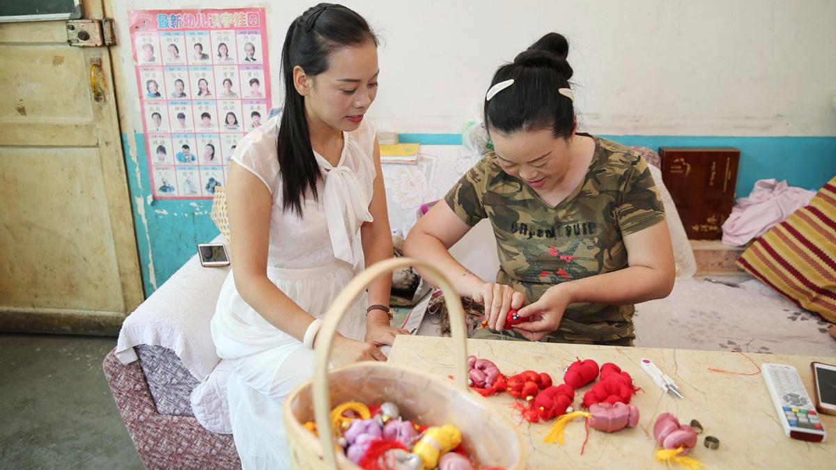 小小花草帮贫困户脱贫 一年种四季花草一亩产值超10万
