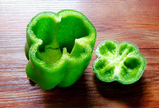 老婆切开一个大青椒,把鸡蛋火腿放进去,蒸出来的东西太美味!