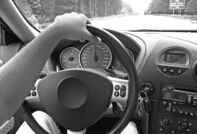 "端"着方向盘开车有哪些坏处?别说没人提醒你!