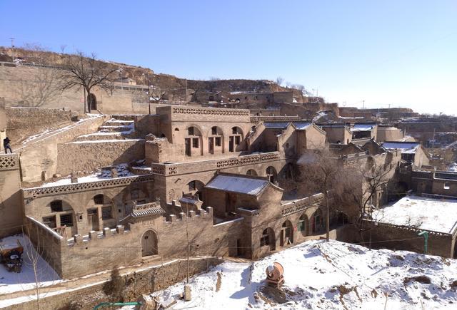 师家沟位于山西省临汾市汾西县城5公里处,师家沟的清代窑洞民居群兴于