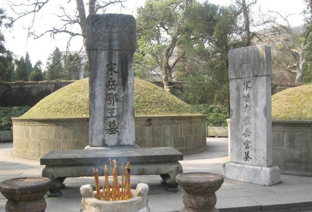 岳飞墓前秦桧夫妇跪了几百年,秦桧害死岳飞,为什么其妻也要跪?