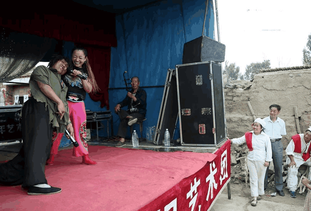 中国农村的别样葬礼 搭戏台唱歌跳舞|戏台|长城乡|葬礼_新浪新闻