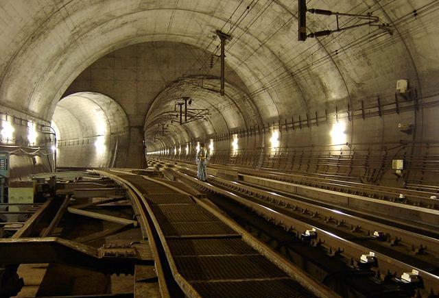 世界上最长的海底隧道,修建了16年,有23.3公里穿越海峡底部