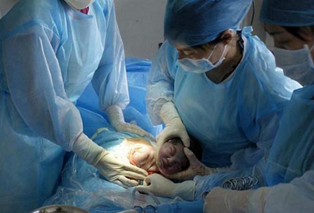 年轻孕妇顺产生出八斤男宝,护士抱着出来报喜,婆婆丈夫无一人去抱