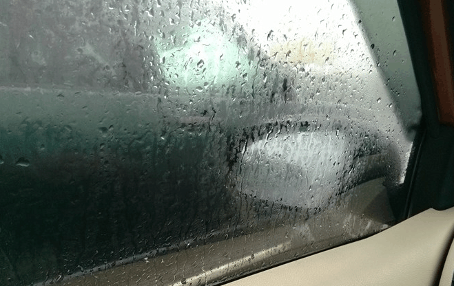 冬天车窗起雾怎么去除到底该用冷风还是热风老司机一招就搞定