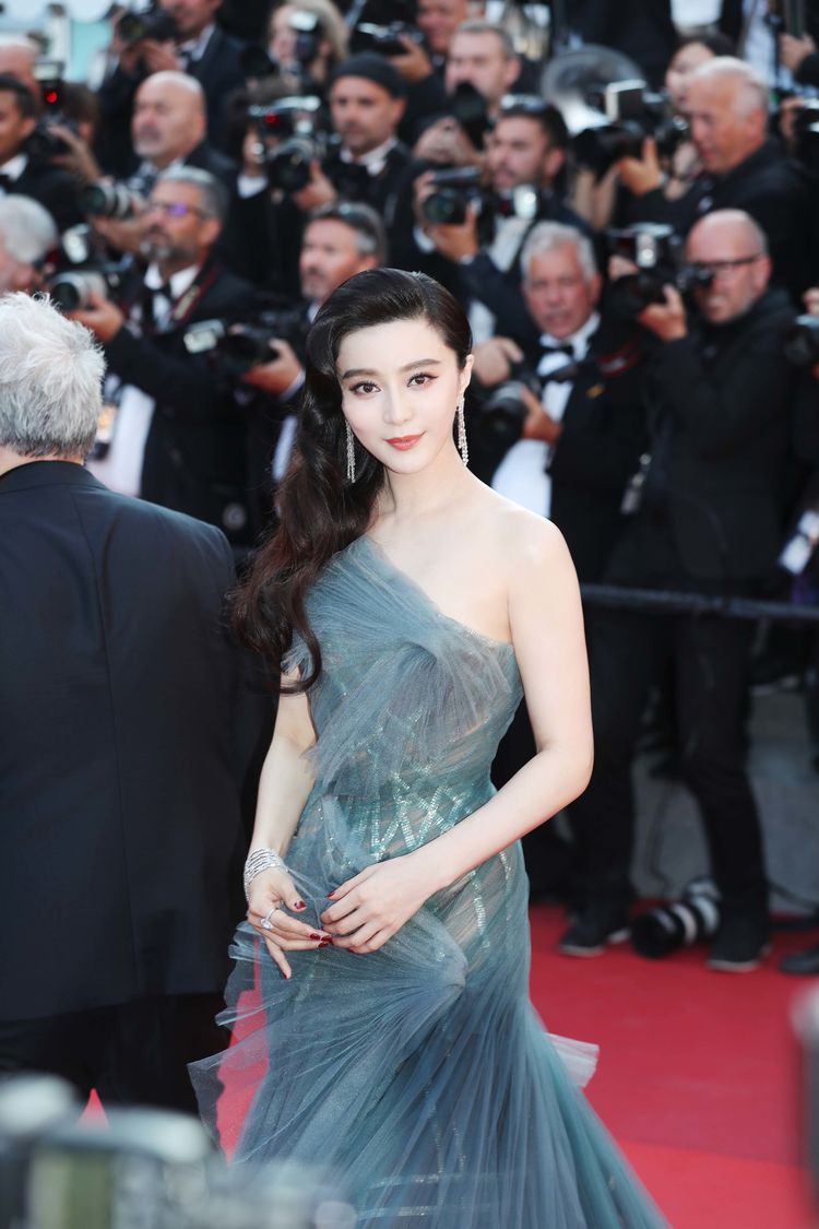 37岁范冰冰真敢穿,薄纱裙秀婀娜身姿,网友:李晨真有福气
