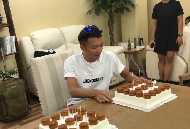 王菲49岁生日与前夫狂欢谢霆锋生日独自一人离婚原因被质疑