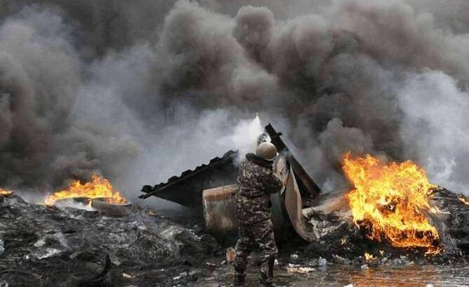 下起手来比美国还很,800枚导弹轮番轰炸伊朗,不投降继续轰炸