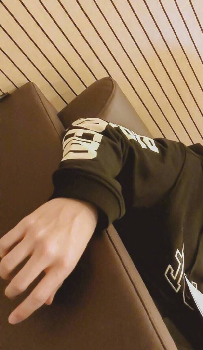 易烊千玺手指骨节分明白皙修长,然就是这样一双手指