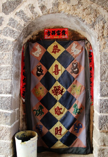 拼布起源于中国山西传统窑洞拼布门帘