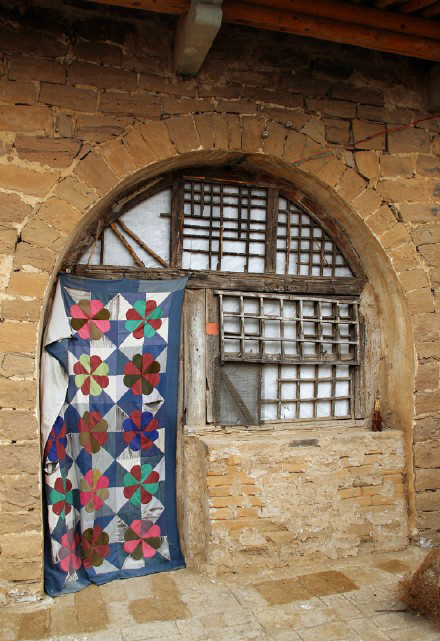 拼布起源于中国山西传统窑洞拼布门帘