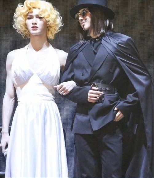 朱正廷大胆尝试cos梦露,但是相比胡歌版梦露,还是差了点味道