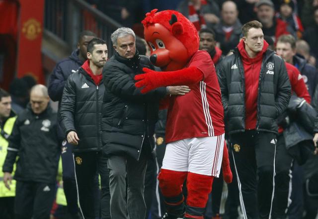 足总杯比赛穆帅秀板凳,曼联主场4-0雷丁晋级