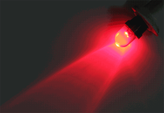 oled转向灯其汽车后尾灯采用流动的设计风格当转向灯点亮时整体会呈现