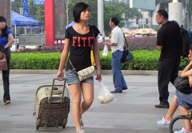 女孩去外地出差,在火车站打车司机要收四百元,到宾馆后女孩傻了